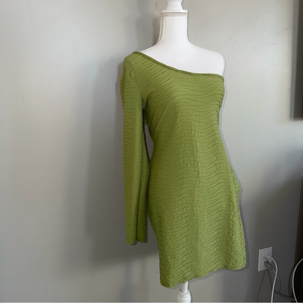 PrettyLittleThing Olive One Shoulder Dress - Picture 4 of 6